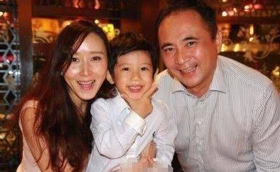 章子怡的同班同学,嫁给马来西亚首富,自己和儿子还都是中身份_胡静