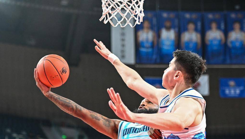 组图:新疆男篮主场击败青岛 齐麟手感火热_比赛_伊力特_鲍威尔