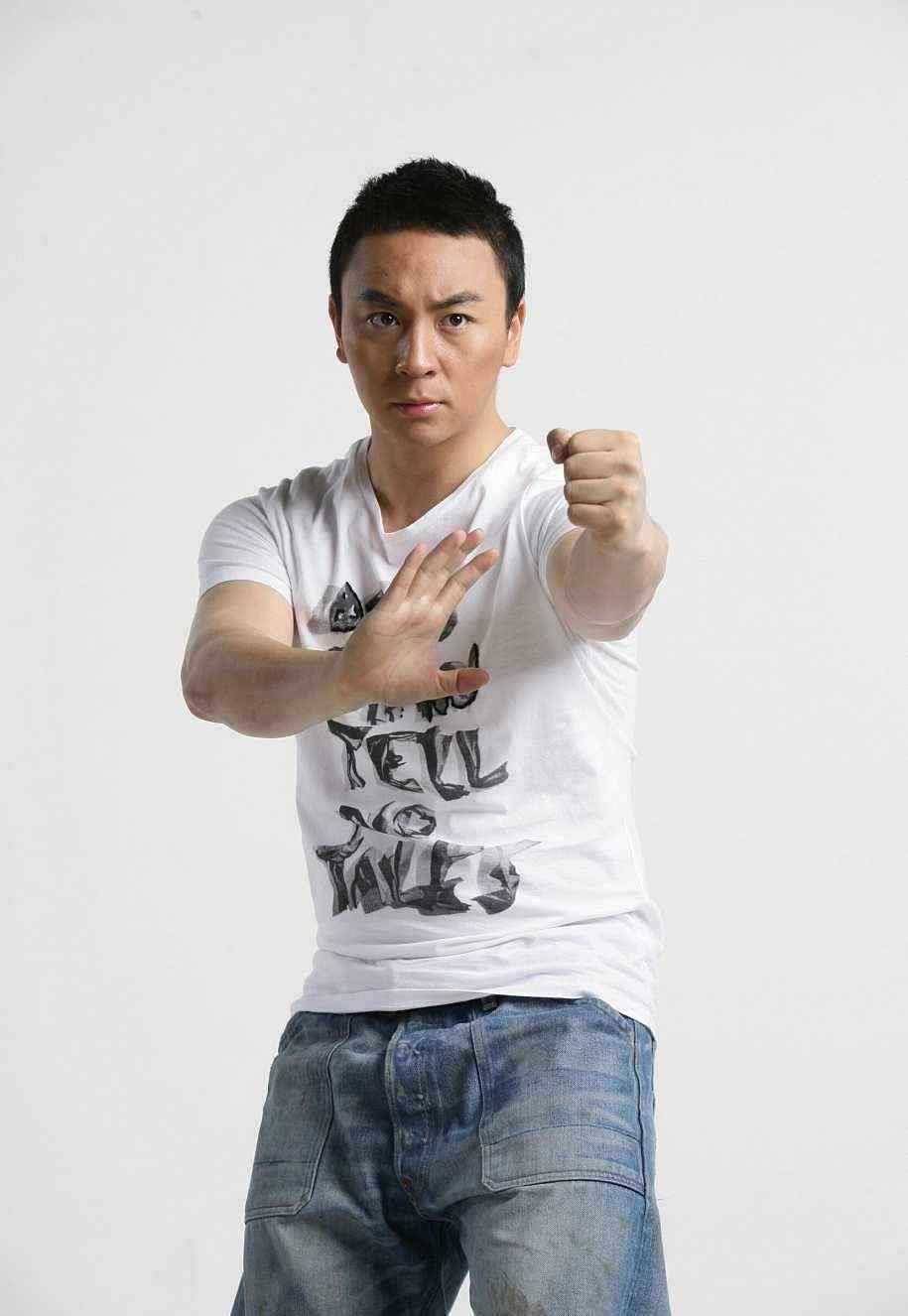 果然是功夫不负有心人,在小鲜肉遍布的时代,释小龙的自律人设也开始