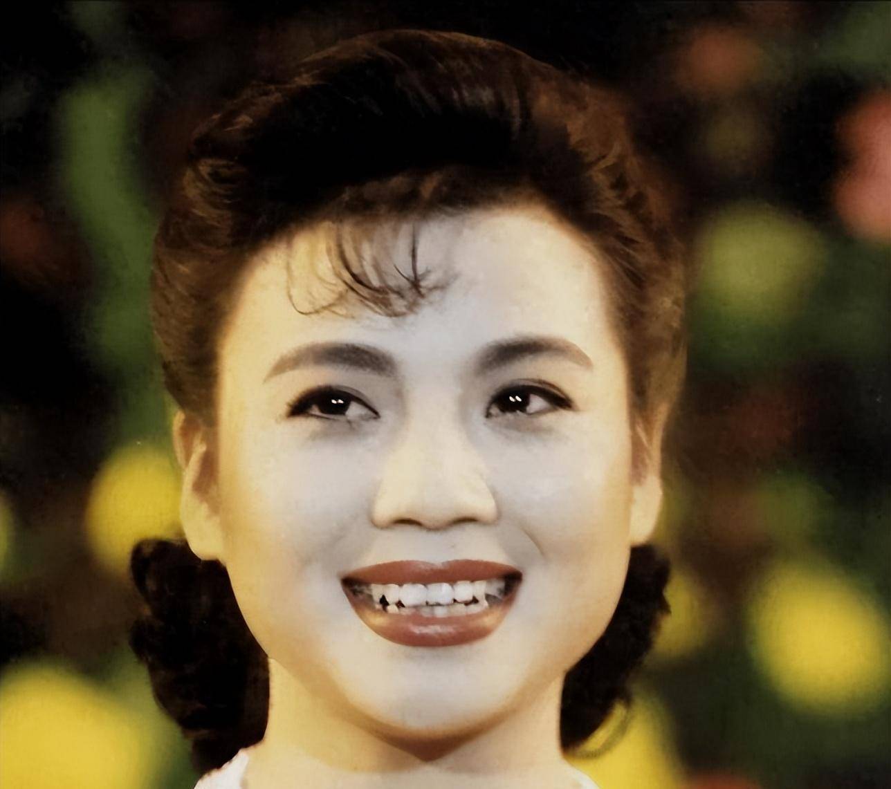 灯火里的中国》《走进新时代》《春风十万里》等很多名曲都是张也唱的