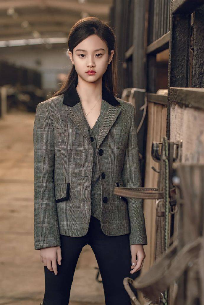 11岁甜馨马场大片穿西装妆超浓被嘲像30岁微商女大佬,影楼感太重-第3