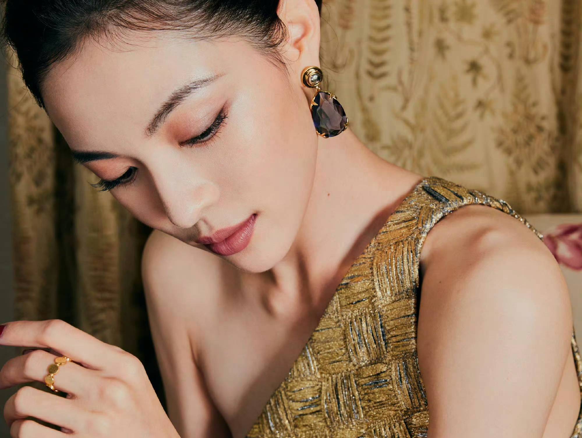 钟楚曦真的很会挑裙子，一袭金色单肩长裙好美！回眸一笑百媚生_身材_礼服_气质