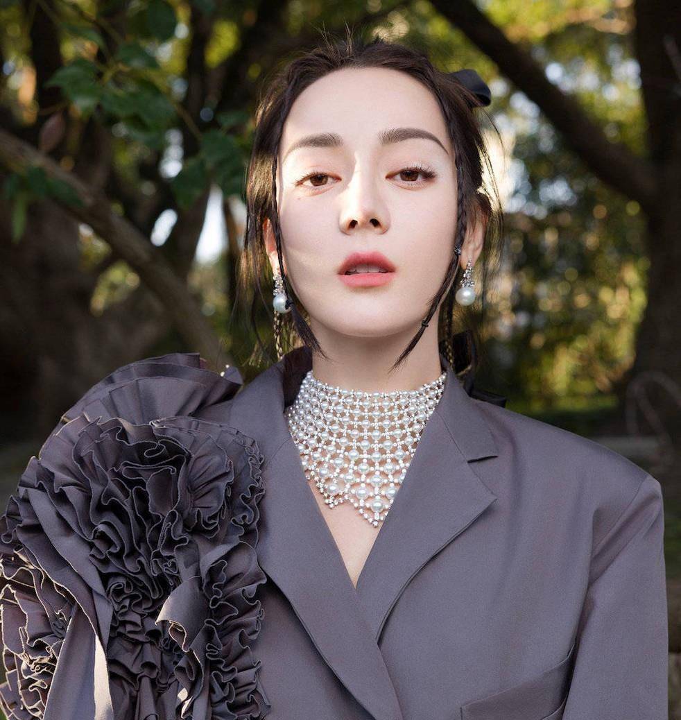 热巴的黑筒连衣裙甜美可爱,戴着蝴蝶结的她就像一个小魔女