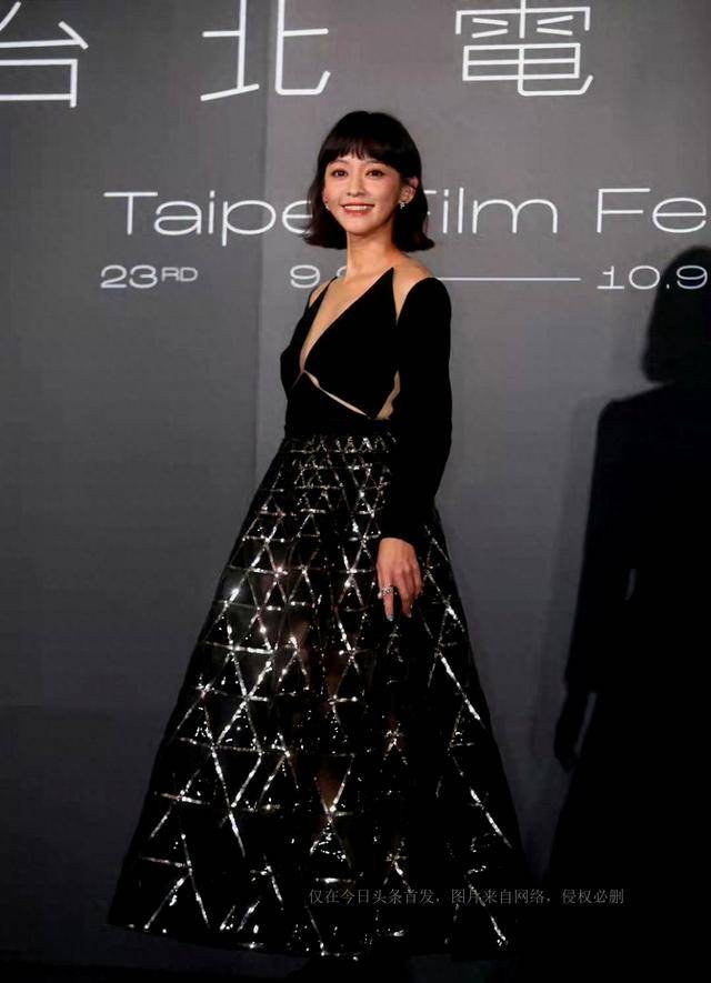 陈意涵怀孕9个月为夫站台穿深v礼服不显孕肚,四肢纤细状态佳_身体状况