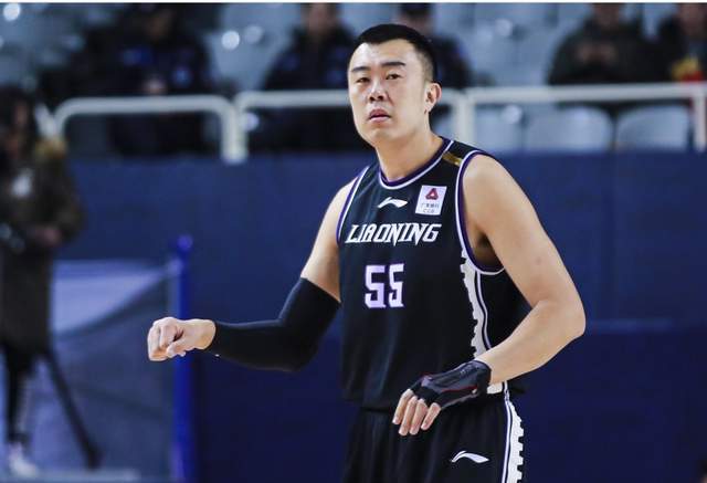 韩爸拿铁丝围成篮筐让他打球_辽篮_大韩_1