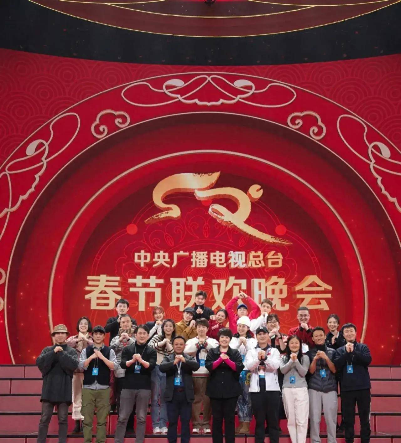 随着时间的推移,春晚的规模和影响力不断扩大,逐渐成为世界各地华人