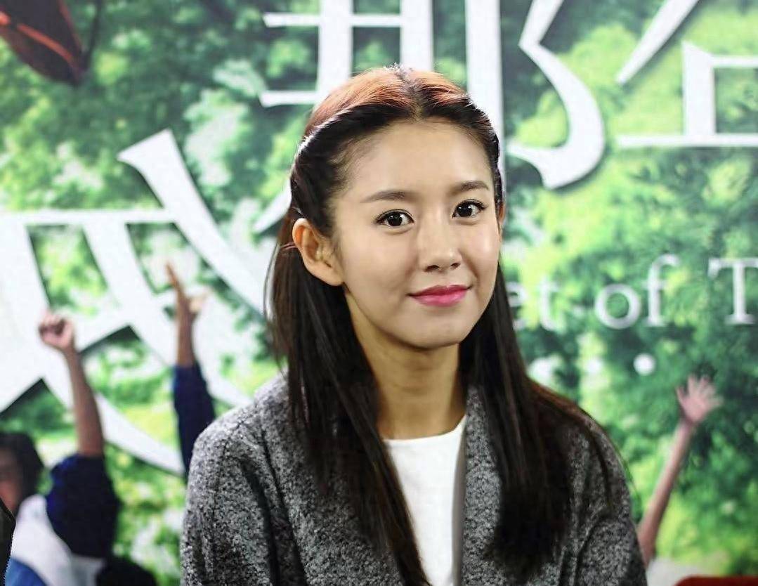 陈赫妻子张子萱怀孕三胎现身大女儿安安生日会,网友:人生圆满了_视频