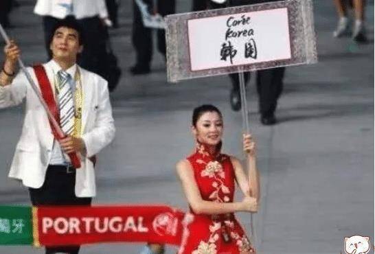 原来费费在2008年北京奥运会的开幕之际,曾经担任过