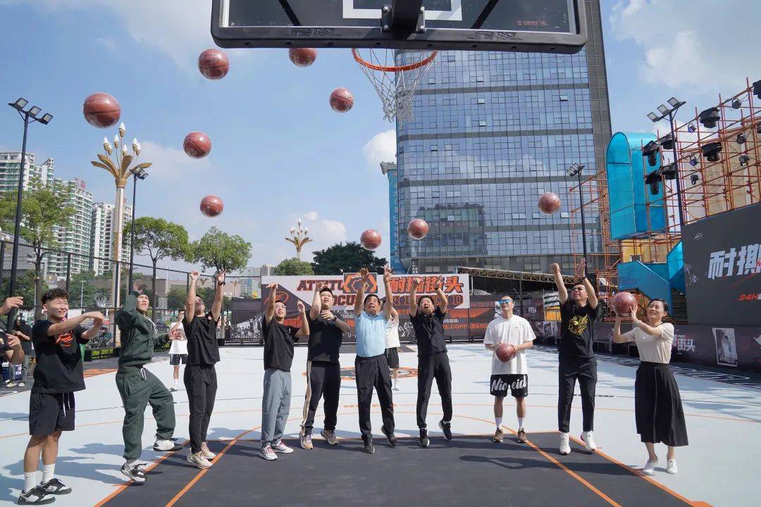 启动仪式上,耐撕街头空间主理人邓丹为球场进行了"开网"仪式后,各位