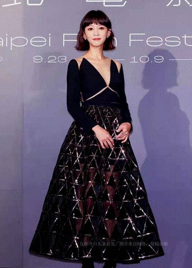 陈意涵怀孕9个月为夫站台穿深v礼服不显孕肚,四肢纤细状态佳_身体状况