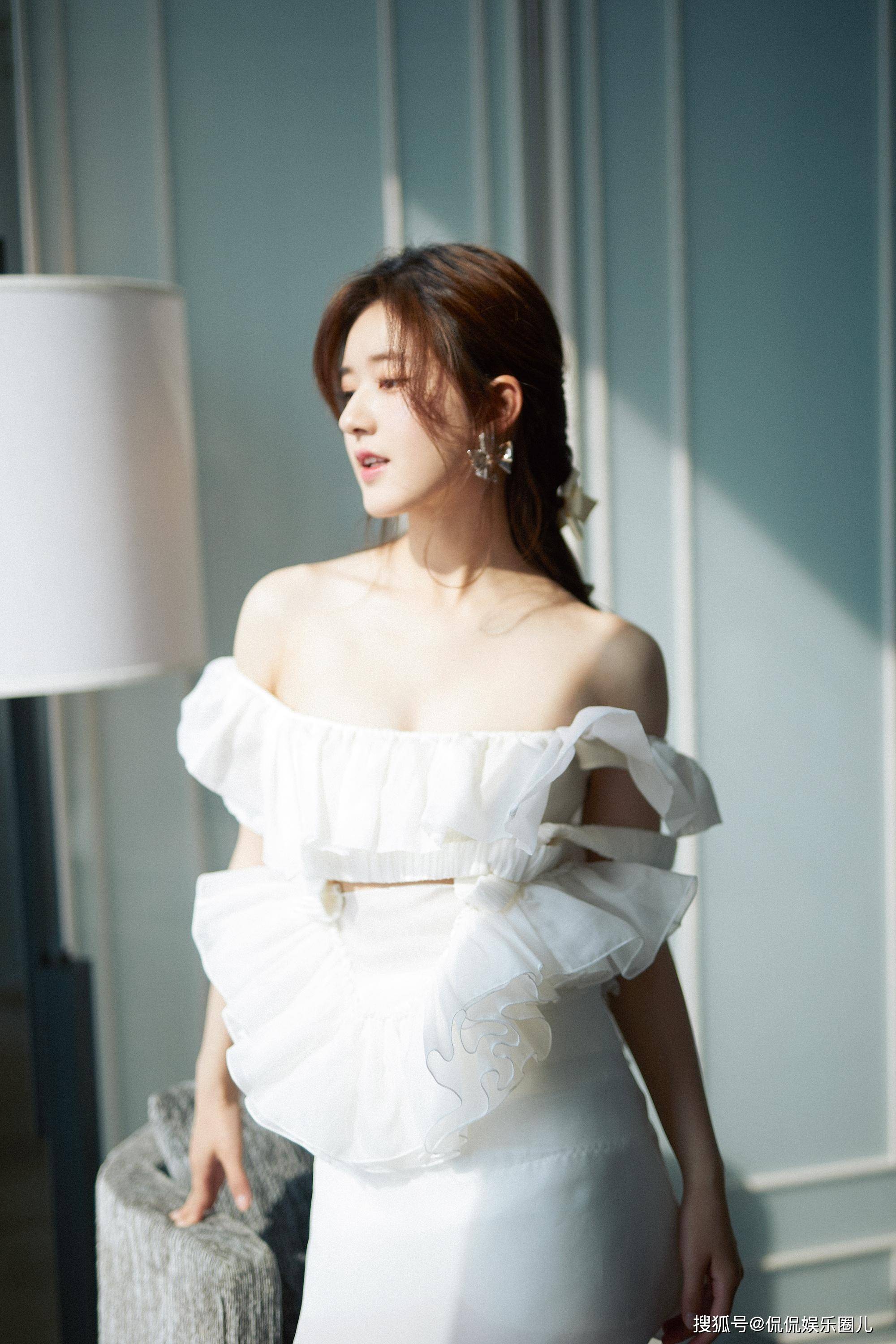 24岁赵露思,饱满有料真性感啊!_演艺_表演_人们