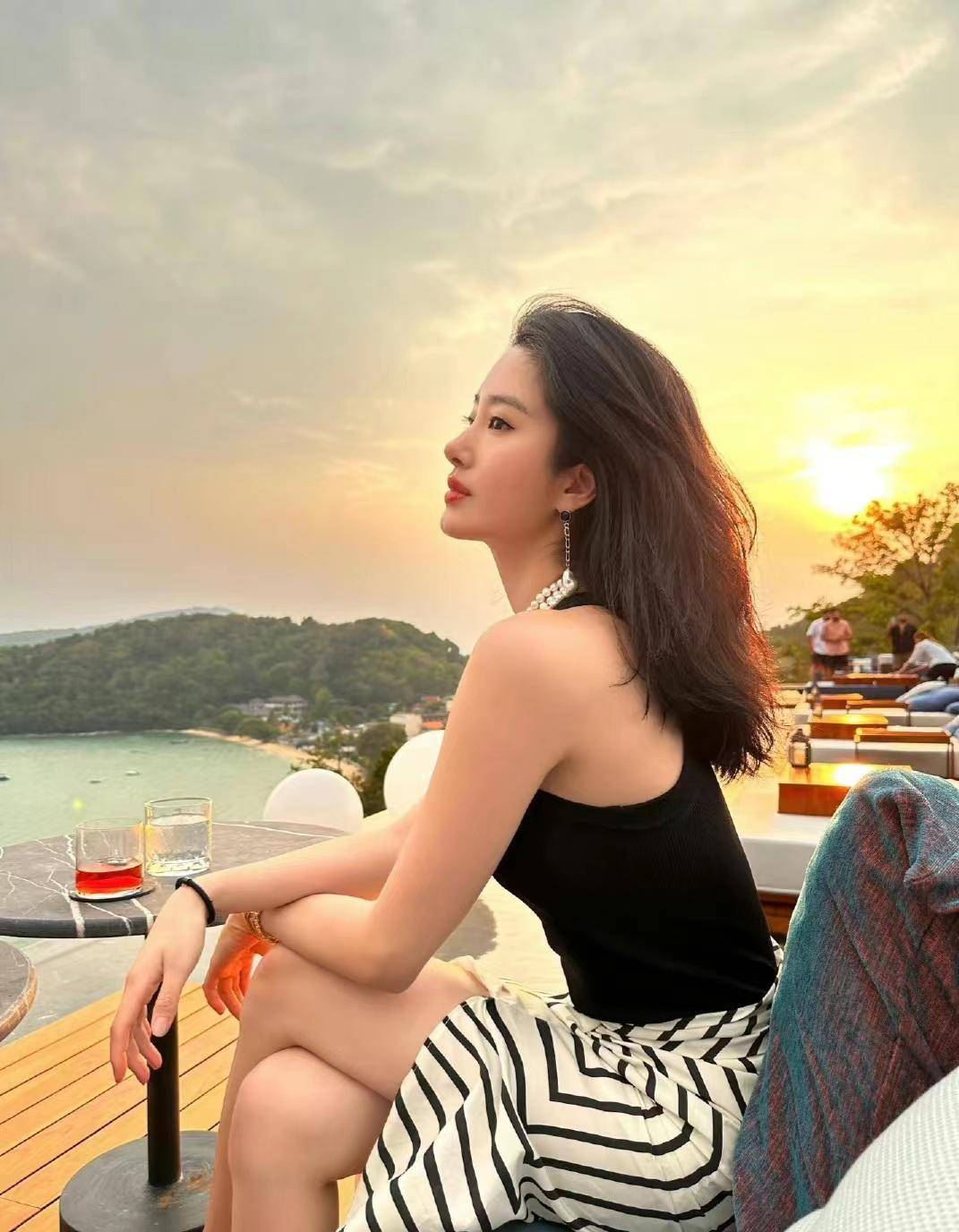 杨采钰海边度假,身穿黑色背心条纹裙,显得知性优雅_时尚_裙子_海滩