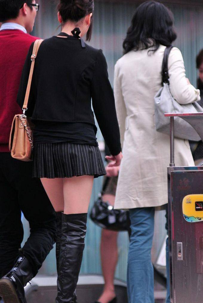 这些街头女孩穿着黑丝袜,不仅凸显了自己的大长腿如锦上添花_时尚