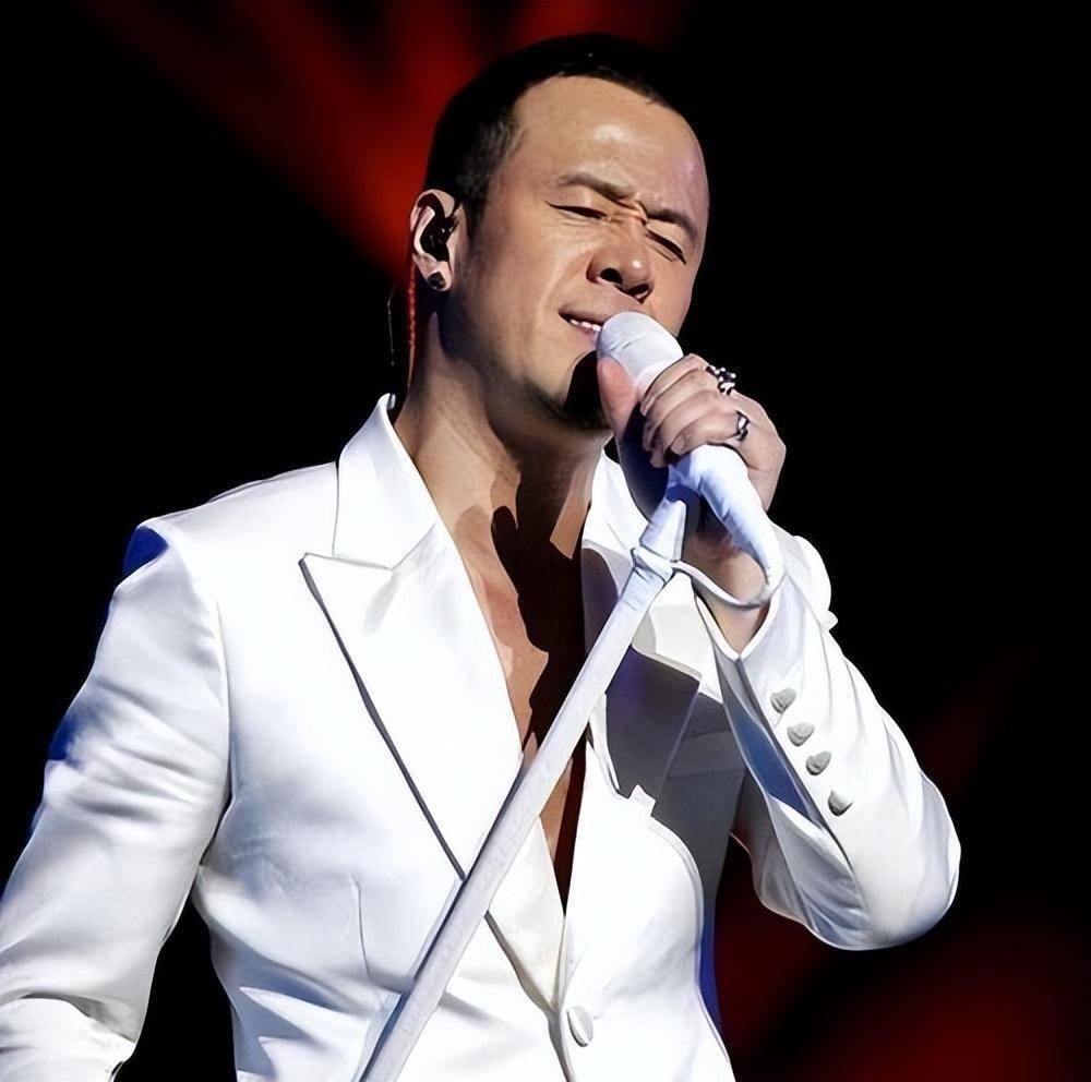 50岁知名歌手杨坤在湖南出事!头部包扎纱布疑被打,本尊出面回应