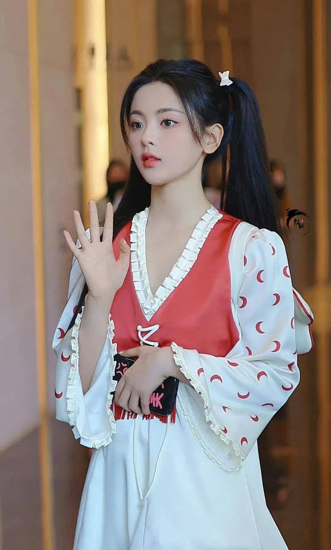 事件始于杨超越发布了一系列新照片,其中她展示了一双紫色美甲.