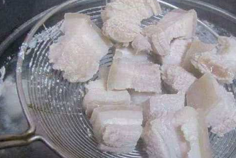 五花肉焯水时，不要直接下锅，记住这3个窍门，肉质好吃又鲜嫩(图5)