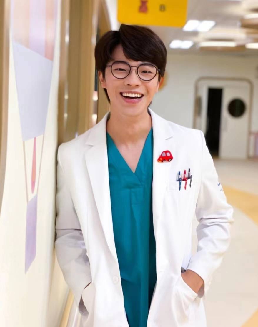 特别是在2020年凭借着剧集《香港爱情故事》中饰演的宅男废青"邱凯杰"