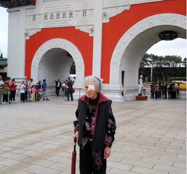 年,国民党失败以后,很多军官及家属都选择逃往了台湾,而张淑英的父母