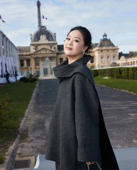 当时的香港杂志盛赞张晓蕙的时尚品味:"全香港的人都骂她不节制,但又