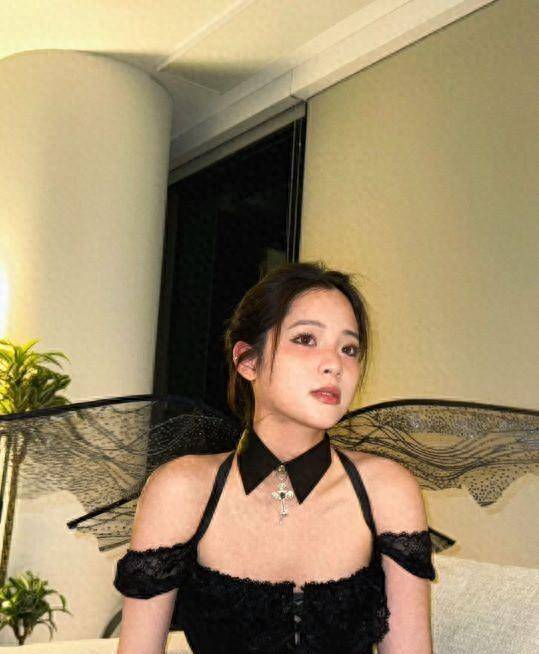 欧阳娜娜万圣节cos黑天使,蕾丝套装配翅膀性感热辣,却被嘲很肥_生活