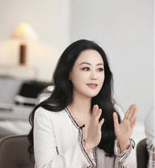 她是时尚传奇人物,曾摧毁亿万富豪,40岁一脱成名,60岁直播6亿_张晓慧