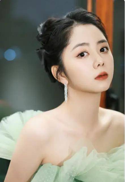 从李一桐,杨紫,赵今麦,李沁,古力娜扎,吴谨言,江疏影,关晓彤,杨颖