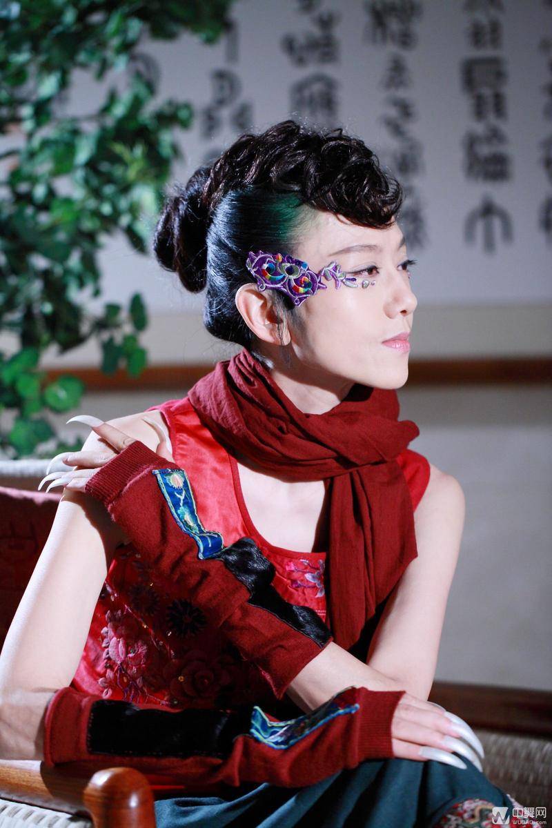 解密杨丽萍的"另类"生活习惯,20年不吃米饭,靠助理给自己洗澡_舞蹈