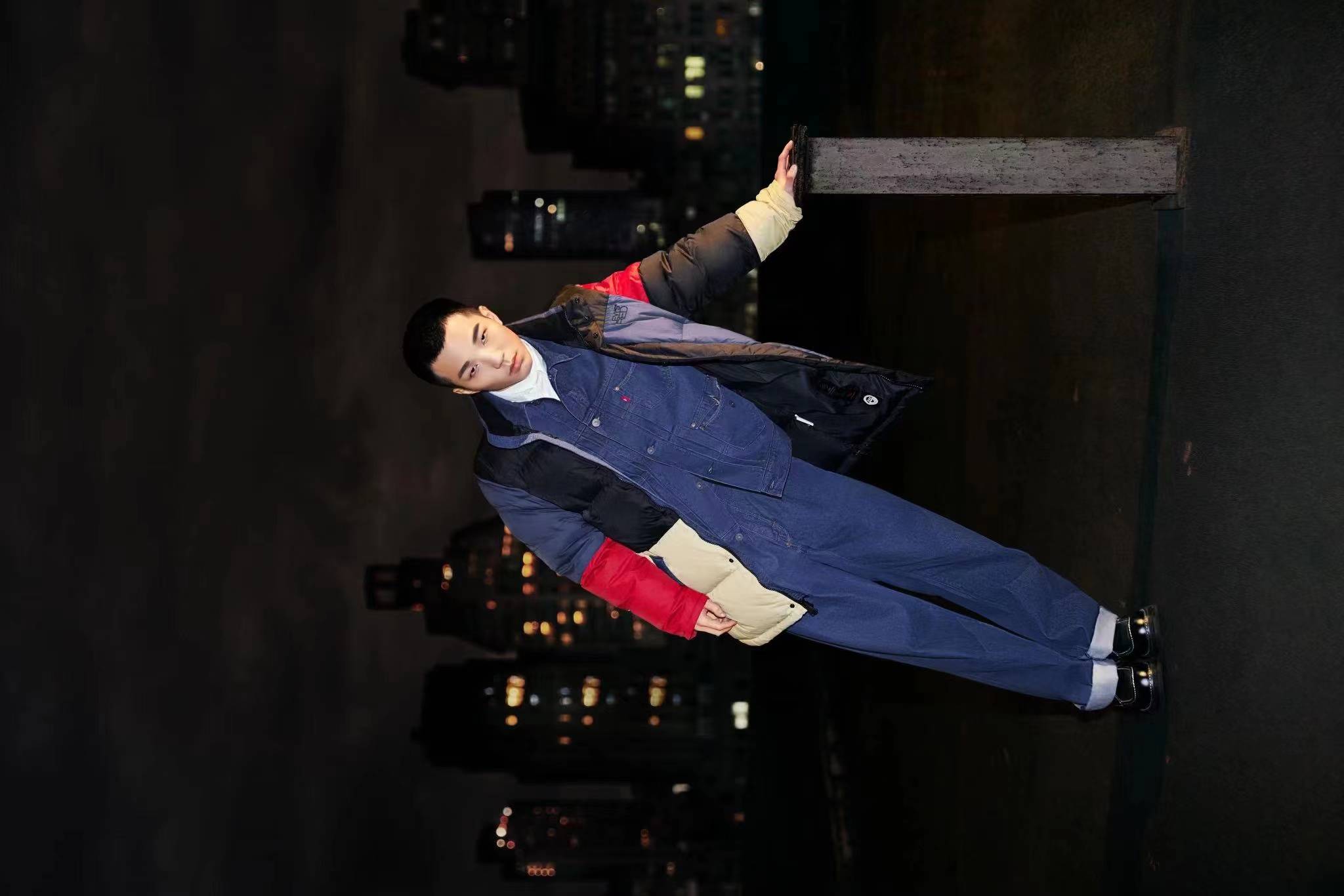 先锋音乐人蔡维泽时尚大片出炉 撞色牛仔装玩转型酷个性