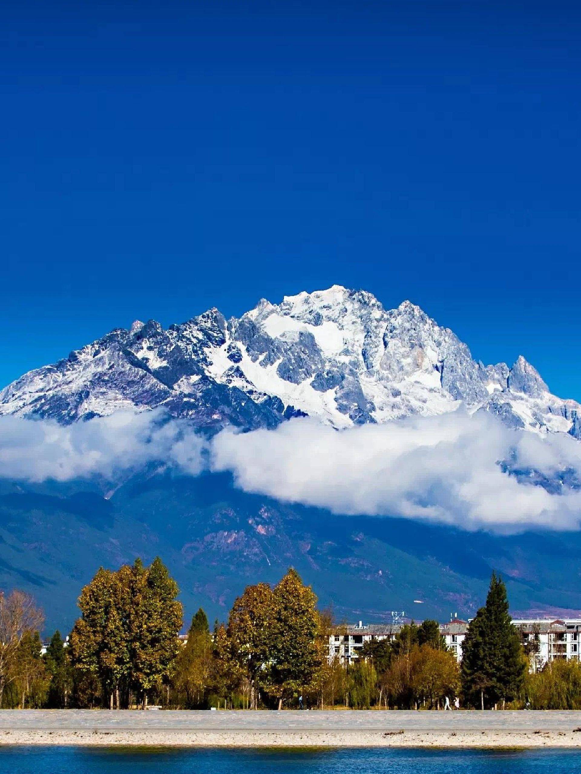 丽江雪山远景图片