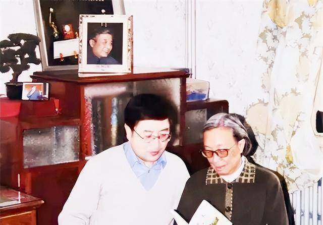 与此同时,邓志典也决定像父亲那样,追随他的脚步,前往美国深造.