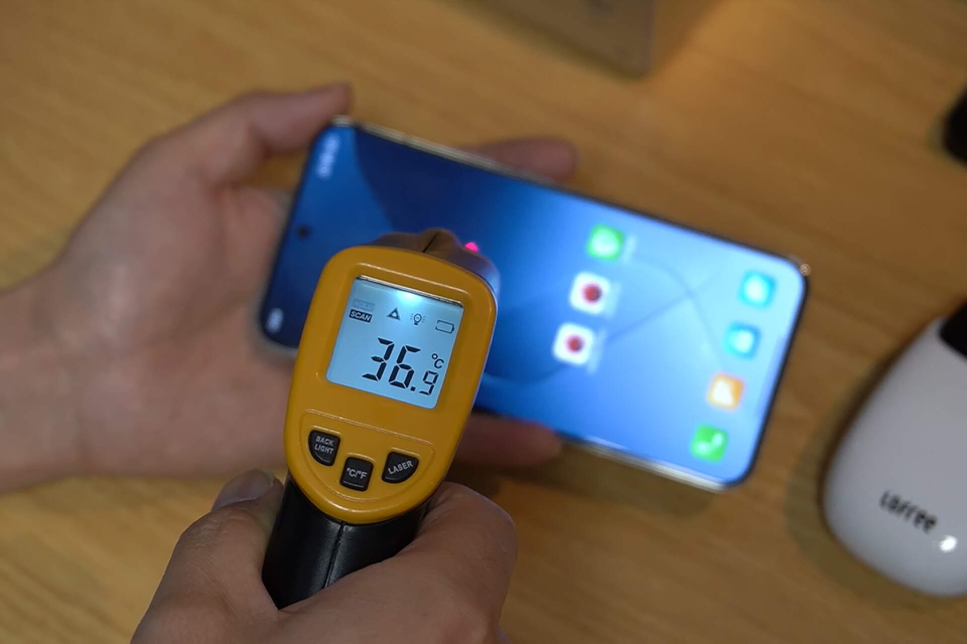 5℃,cpu温度为44℃,测温仪实测,小米14正面屏幕温度最高