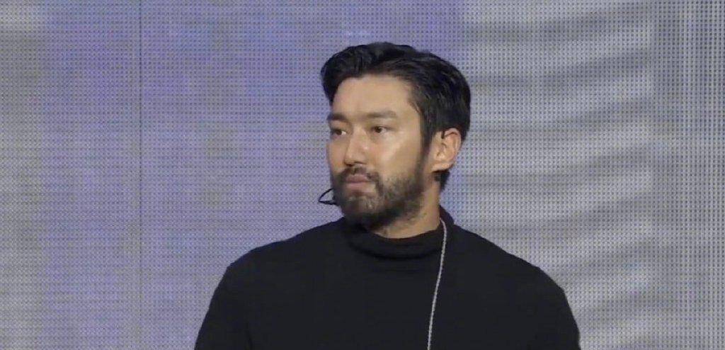 36岁崔始源络腮胡造型亮相,发福50斤认不出,被误认为费翔!