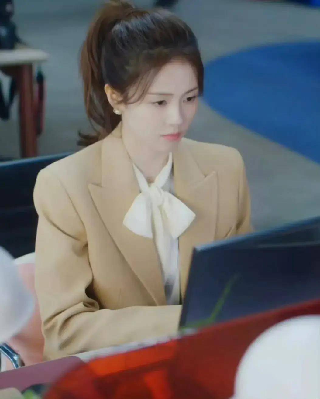 《以爱为营》王鹤棣太装白鹿穿搭土气_剧中_剧照_氛围