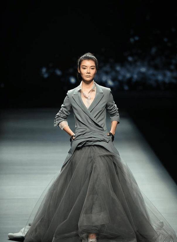 西装配薄纱裙t台走秀,身材比例似超模_造型_气质_高跟鞋