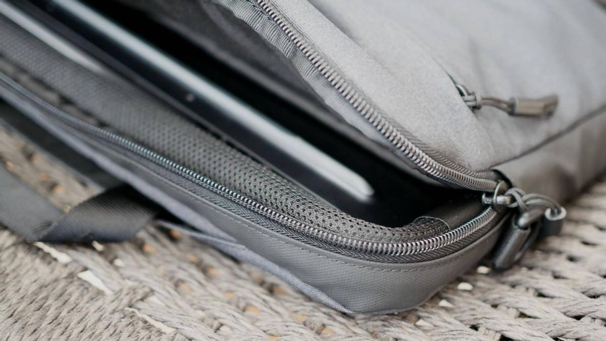 INCASECity手提电脑包:苹果官方合作,出行必备,全方位保护设备