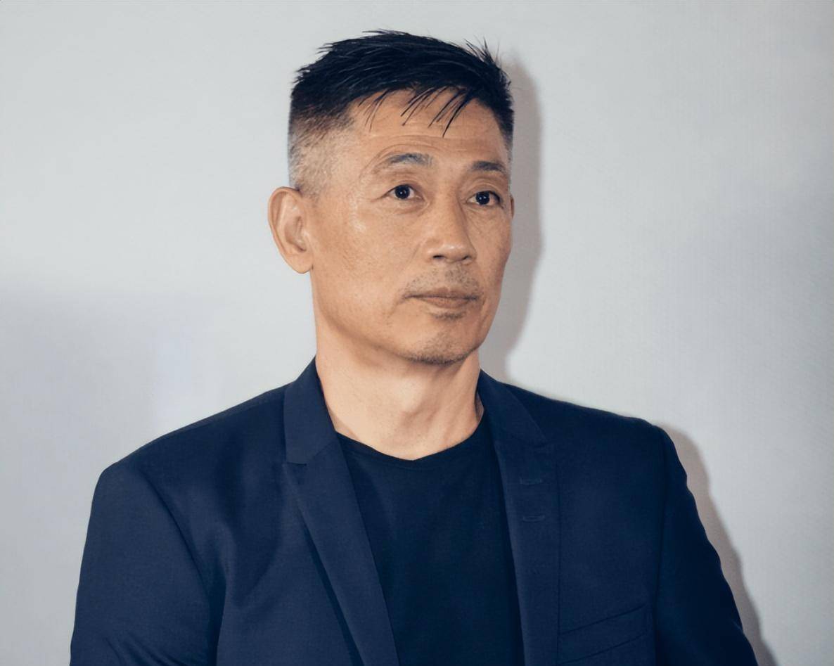 石凉的事业进展顺利,但他的个人生活却并不顺利.