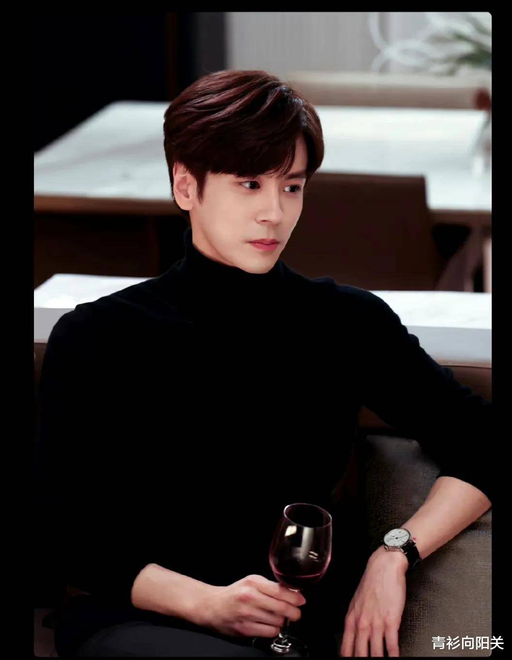 男演员长相很重要:《以爱为营》25岁王鹤棣与33岁魏哲鸣对比,差距一览