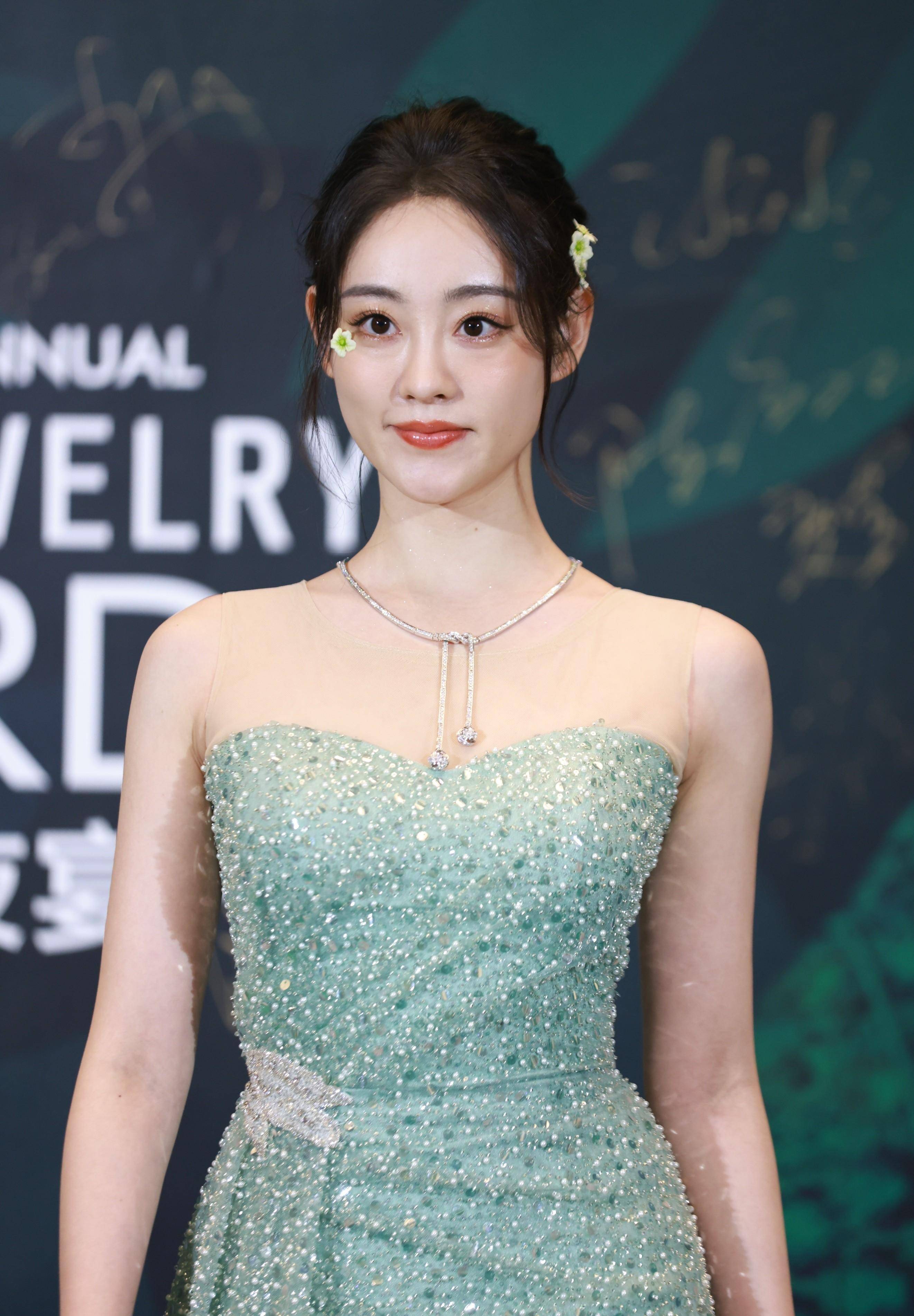 凭借性感与纯洁,祝绪丹在2022年《时尚芭莎》珠宝晚宴上展现了无与伦