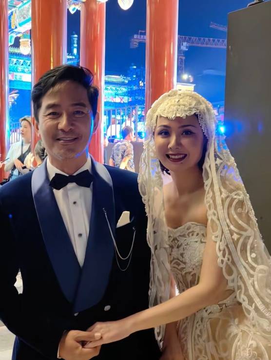 程莉莎:舍得去花钱,在结婚16周年纪念日又给自己做了一套新婚纱_郭晓