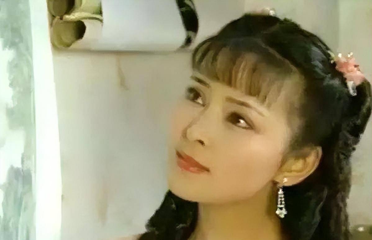 后来人们才知道,何音其实是在盛年时期"结婚"的.