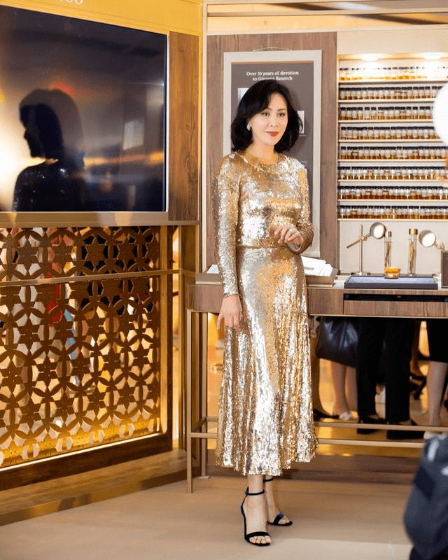 再来看看刘嘉玲的衣品吧,她的穿搭就比较个性有特色,选择了一条金色的