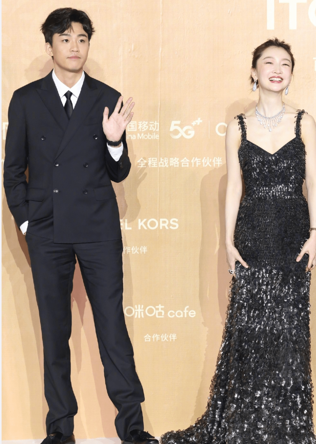 金鸡红毯:吴京刘德华有排面,金晨美翻了,57岁刘嘉玲像35岁_电影_气质