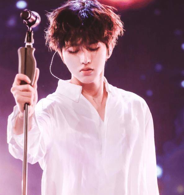 看到蔡徐坤手臂上的淤青,粉丝心疼了_变动_穿着_浙江