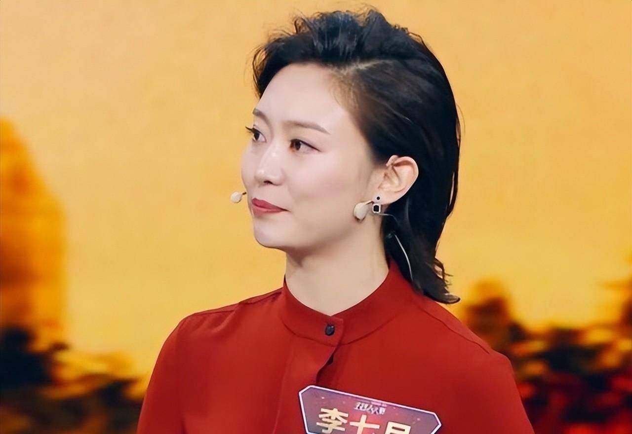 从央视宠儿到边缘人物,央视主持人李七月的处境有点"尴尬"了_大赛