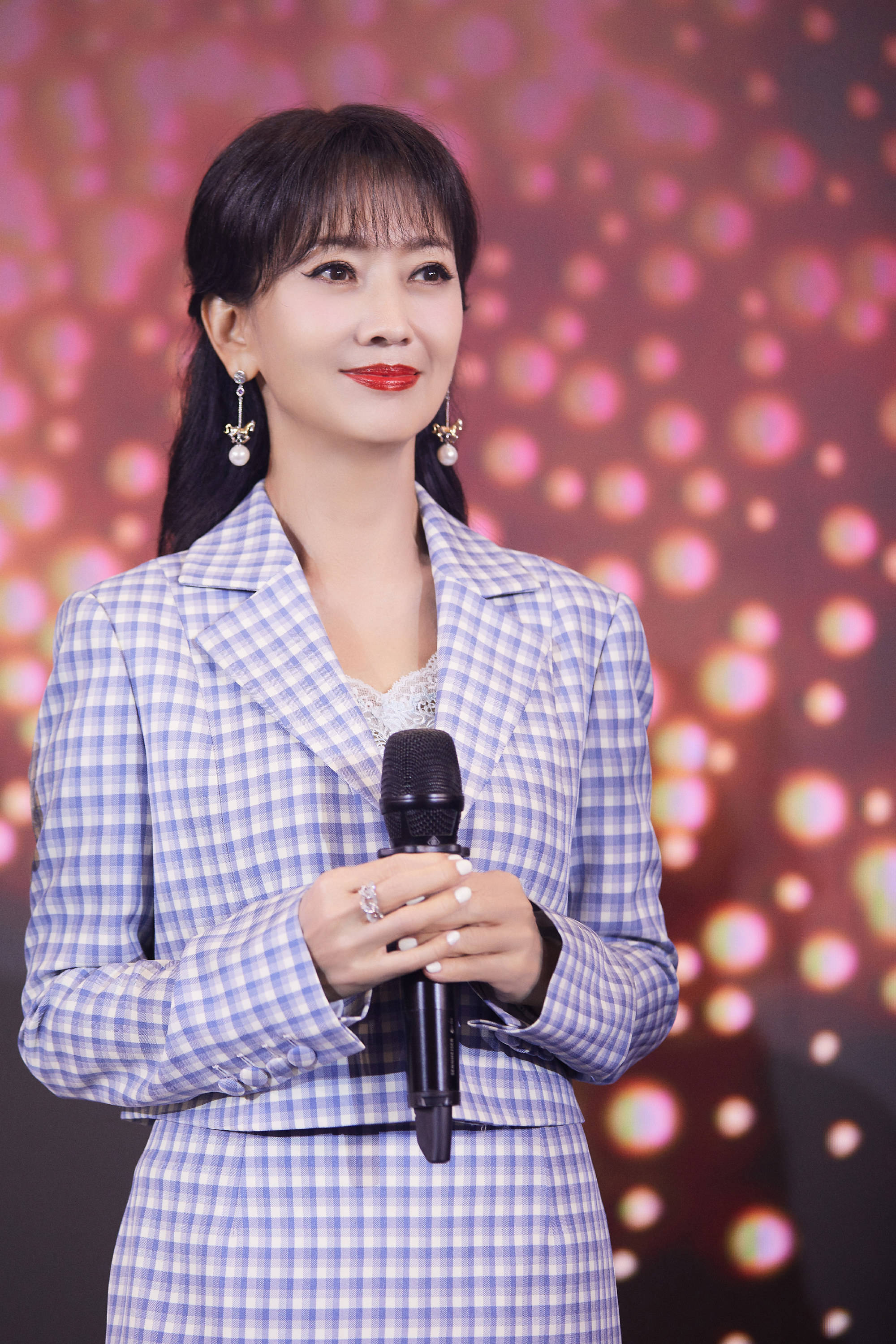 衣物剪裁的精心选择西装的合身剪裁和适当的长度展现了赵雅芝优雅的