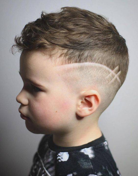 这种发型可以展示小男孩的创意和风格,也可以根据自己的喜好和心情