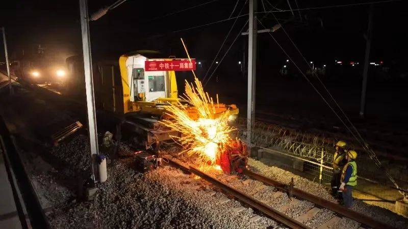 池黄高铁全线钢轨焊接完成_线路_池州_黄山