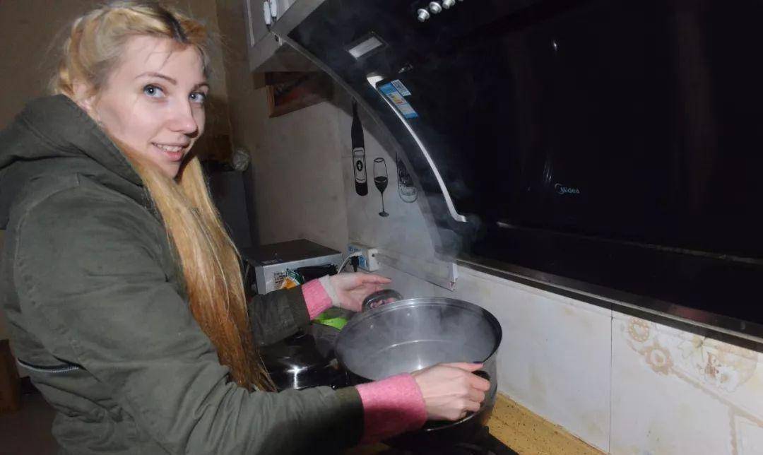 河南农村小伙娶乌克兰美女模特,婆媳矛盾不断,现状如何_阿廖娜_陈宣宣