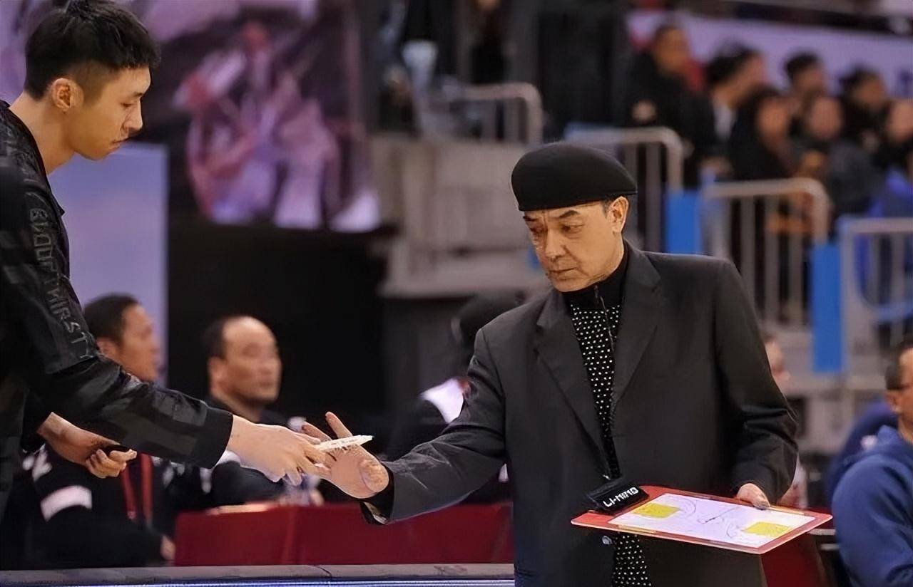 宁波主帅阿的江,妻子年过50仍气质十足,女儿阿迪娜,太美了_篮球_八一