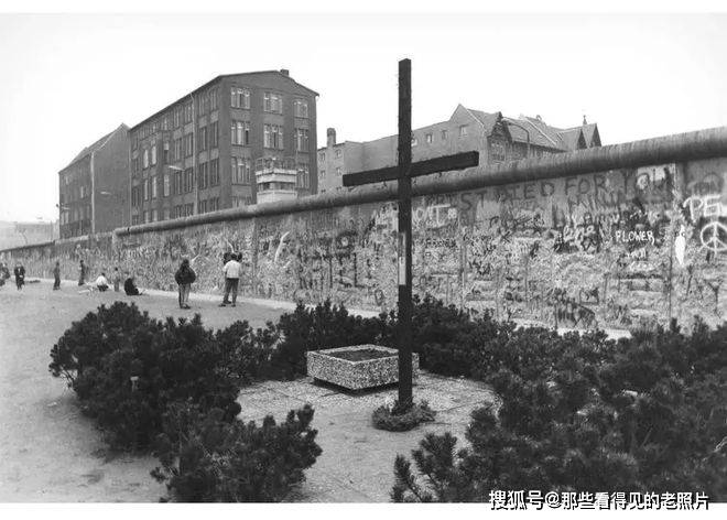 老照片 柏林墙倒塌后的德国柏林 到处是敲打钢筋混凝土的声音